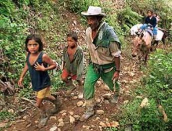 Situación precaria de los campesinos en las montañas de Colombia. 